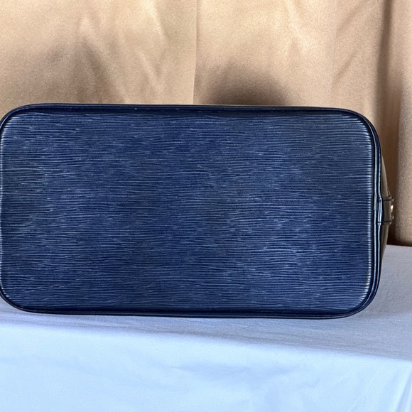 Louis Vuitton Alma Handbag in excellent preowned condition. - Picture 3 of 11